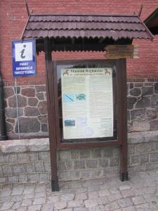 Tablica informacyjna przed muzeum